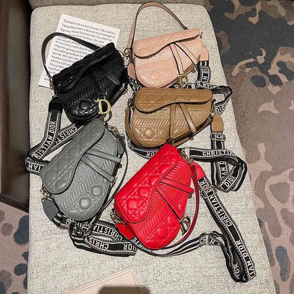 design jewelry women's bag new simple fashion single shoulder messenger diamond lattice embroidered shoulder strap saddle bag fashion
design jewelry women's bag new simple fashion single shoulder messenger diamond lattice embroidered shoulder strap saddle bag fashion