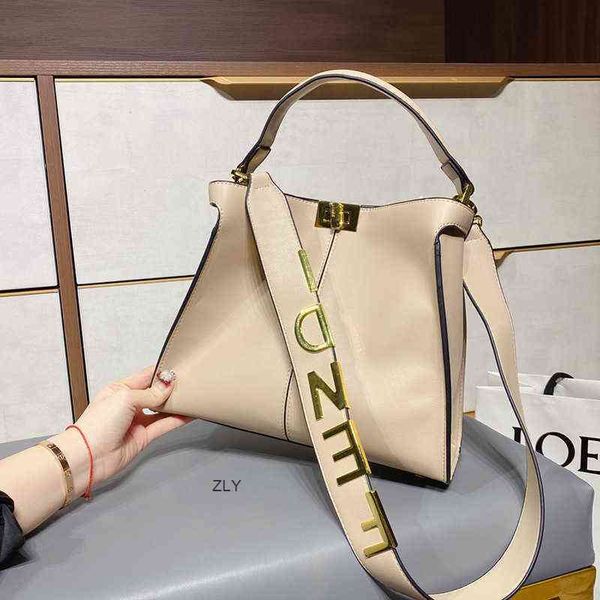 new ff large capacity single shoulder bag simple leather bags commuting slungzlyzly
new ff large capacity single shoulder bag simple leather bags commuting slungzlyzly