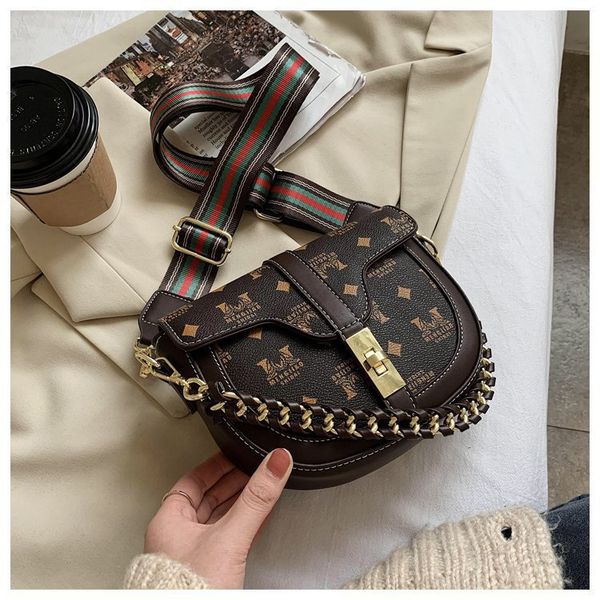 2020 new saddle texture printed korean small wide belt single shoulder messenger bag is fashionable
2020 new saddle texture printed korean small wide belt single shoulder messenger bag is fashionable