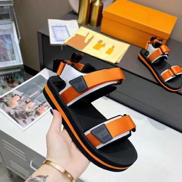 early spring 2021,the plaid Velcro platform sandal is available in sizes 35-41 mkj001
early spring 2021,the plaid Velcro platform sandal is available in sizes 35-41 mkj001