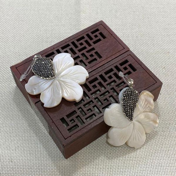 charms exquisite flower-shaped shell pendant inlaid carved necklace earrings jewelry accessories ladies diy couple creative gifts, Bronze;silver
charms exquisite flower-shaped shell pendant inlaid carved necklace earrings jewelry accessories ladies diy couple creative gifts, Bronze;silver