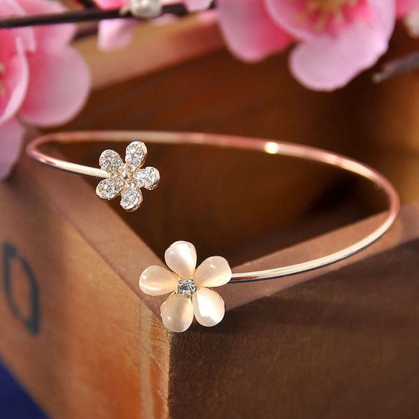 hand catenary korean version fresh little daisy open bracelet simple cat's eye stone diamond sweet flowers hand fashion accessories, Golden;silver
hand catenary korean version fresh little daisy open bracelet simple cat's eye stone diamond sweet flowers hand fashion accessories, Golden;silver