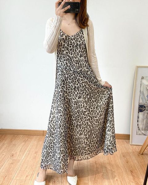 women dress 2021 summer loose leopard print v-neck strap midi casual dresses, Black;gray
women dress 2021 summer loose leopard print v-neck strap midi casual dresses, Black;gray