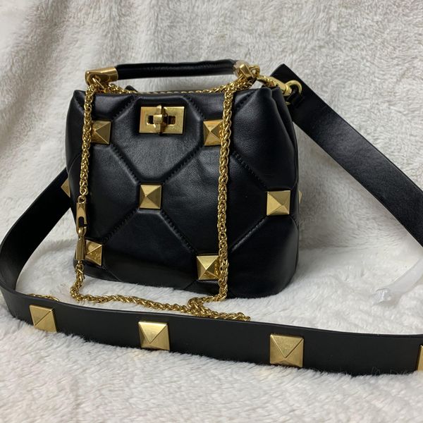 luxurys designers bags crossbody handbags shoulder plain lock chains leather fashion rivet flap roman stud bucket red nude green pink yellow
luxurys designers bags crossbody handbags shoulder plain lock chains leather fashion rivet flap roman stud bucket red nude green pink yellow