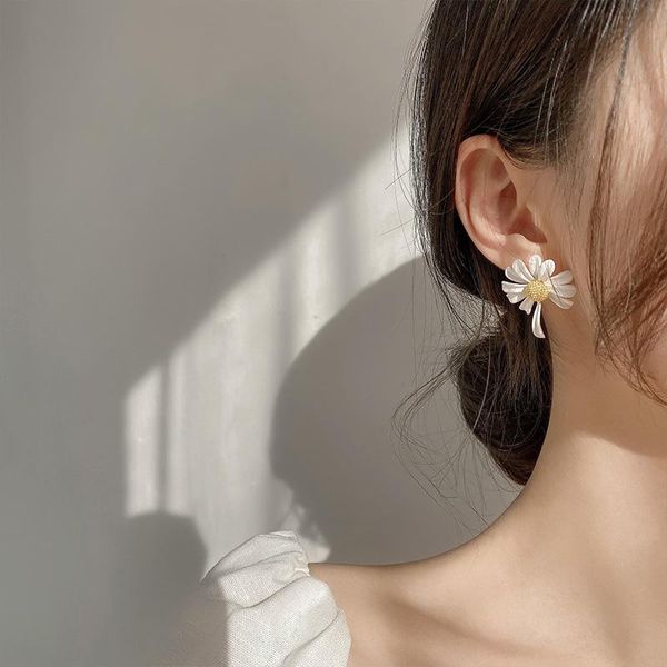 romantic cute asymmetrical white daisy flower women stud earrings chic korean design ol female charming jewelry brincos, Golden;silver 
romantic cute asymmetrical white daisy flower women stud earrings chic korean design ol female charming jewelry brincos, Golden;silver