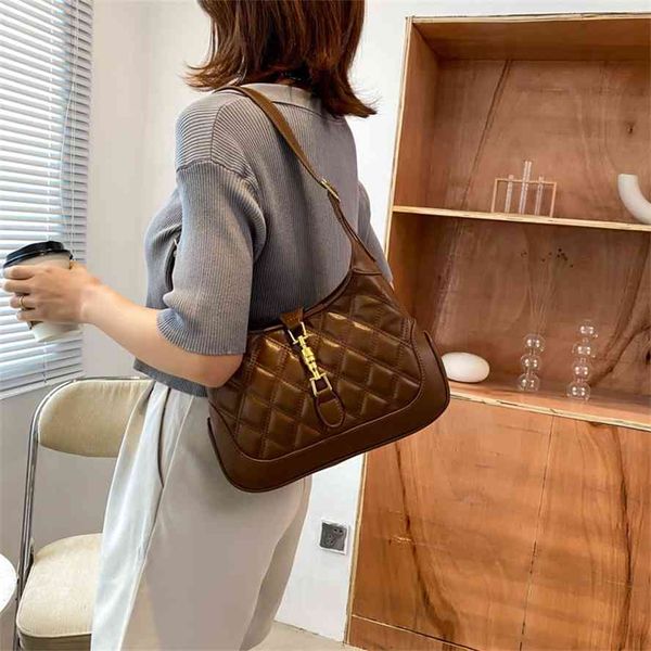 2021 new korean women's pu texture rhombic lock fashion foreign style single shoulder underarm bag
2021 new korean women's pu texture rhombic lock fashion foreign style single shoulder underarm bag