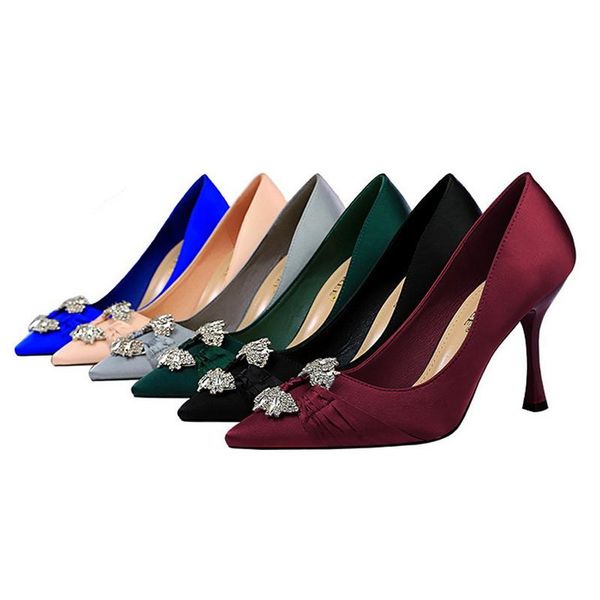 dress shoes big size 34-40 elegant banquet silk satin rhinestone high heels women pumps classic wine red black silver prom wedding shoe
dress shoes big size 34-40 elegant banquet silk satin rhinestone high heels women pumps classic wine red black silver prom wedding shoe