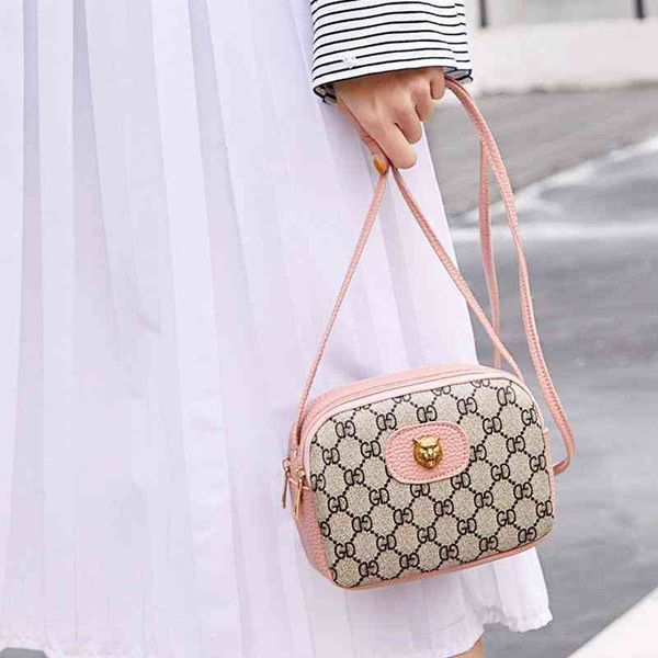 2022 factory wholesale mini women's fashion versatile trend small square zipper single shoulder diagonal span girl's bag
2022 factory wholesale mini women's fashion versatile trend small square zipper single shoulder diagonal span girl's bag