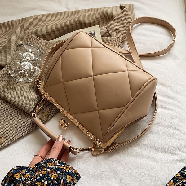 original brand bag 2021 rhombus handbag female high-end messenger shoulder large capacity frame bags
original brand bag 2021 rhombus handbag female high-end messenger shoulder large capacity frame bags