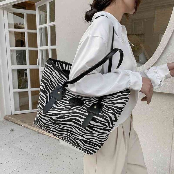 75% off handbag factory store on female spring canvas capacity striped large armpit shoulder portable
75% off handbag factory store on female spring canvas capacity striped large armpit shoulder portable