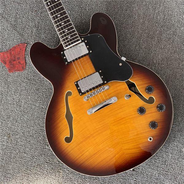 electric guitar red jazz gutiar, semi hollow body 335 quality guitar, semi-glossy, light aged
electric guitar red jazz gutiar, semi hollow body 335 quality guitar, semi-glossy, light aged