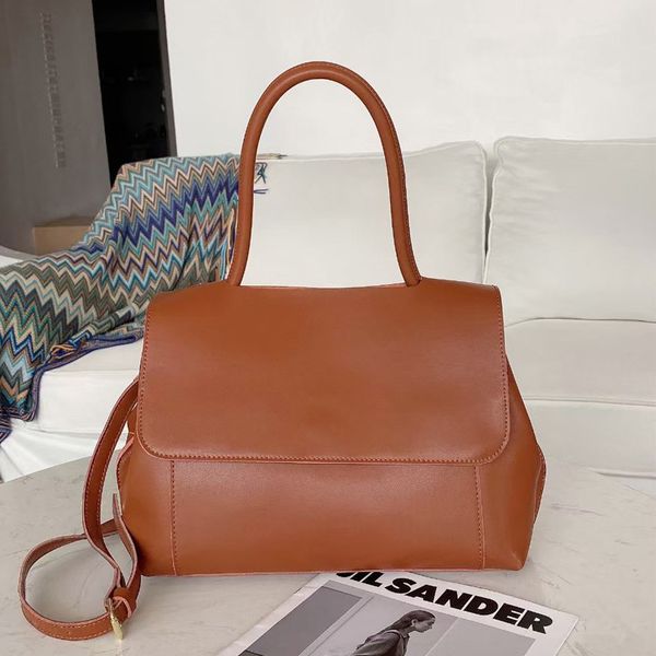 design hand large capacity leather 2021 spring and summer new net red armpit briefcase niche design commuter one shoulder big bag female
design hand large capacity leather 2021 spring and summer new net red armpit briefcase niche design commuter one shoulder big bag female