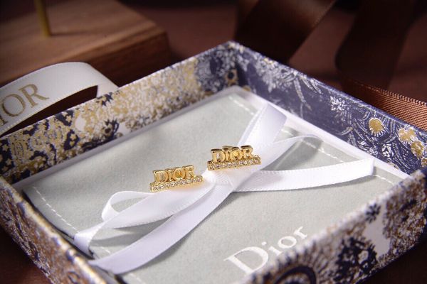 2021 new designer 2021 high version fashion temperament letter diamond earrings star net red same model for girlfriend, Golden
2021 new designer 2021 high version fashion temperament letter diamond earrings star net red same model for girlfriend, Golden