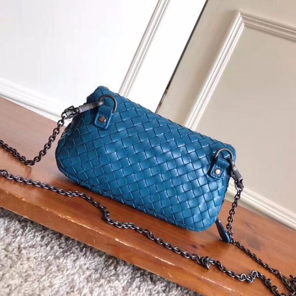 postman's bag is made of original single cow leather, which can be used with leisure and fashion to cross carry the back
postman's bag is made of original single cow leather, which can be used with leisure and fashion to cross carry the back