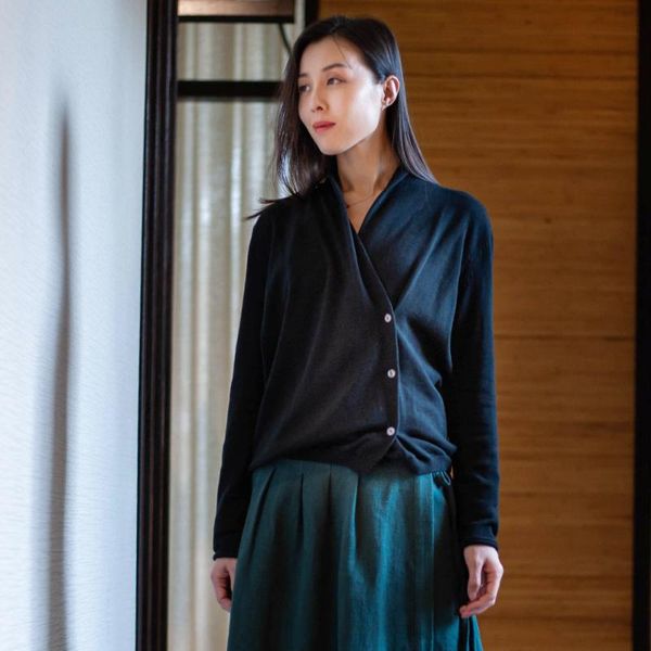 women's sweaters 2021 knitted sweater clothes literature chinese style retro pure cotton hundred and up female cardigan d534, White;black
women's sweaters 2021 knitted sweater clothes literature chinese style retro pure cotton hundred and up female cardigan d534, White;black
