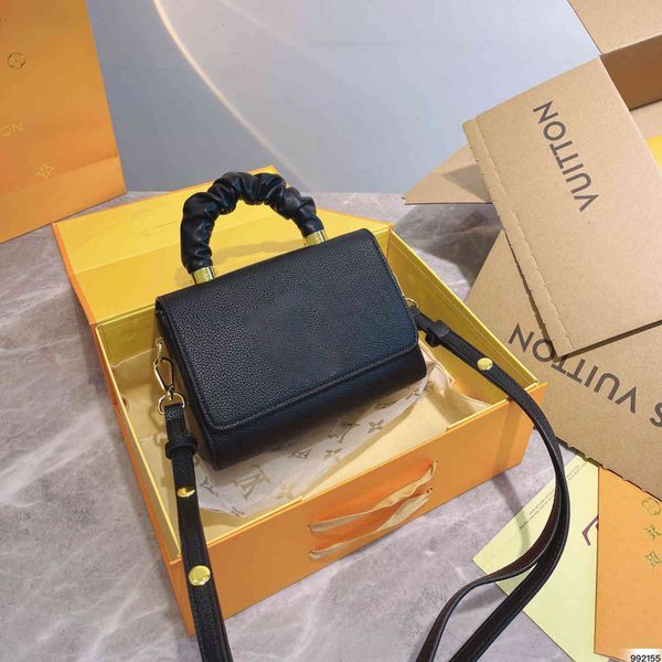 factory outlet design 2021 autumn new cowhide portable single shoulder messenger flip women's bag
factory outlet design 2021 autumn new cowhide portable single shoulder messenger flip women's bag