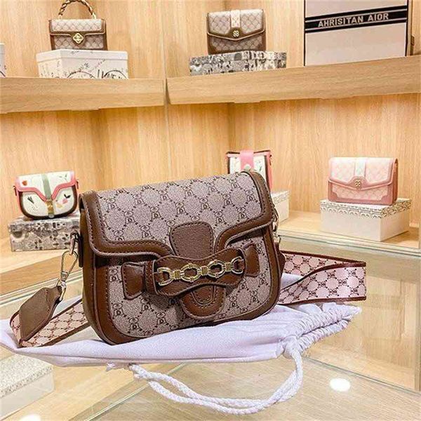 factory store 65% off clearance sale handbags female 2021 rank buckle small square bag single shoulder messenger saddle bag, Black;red
factory store 65% off clearance sale handbags female 2021 rank buckle small square bag single shoulder messenger saddle bag, Black;red