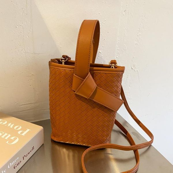 simple design casual lace-up portable bucket bag female 2021 spring/summer fashion one-shoulder messenger bags
simple design casual lace-up portable bucket bag female 2021 spring/summer fashion one-shoulder messenger bags
