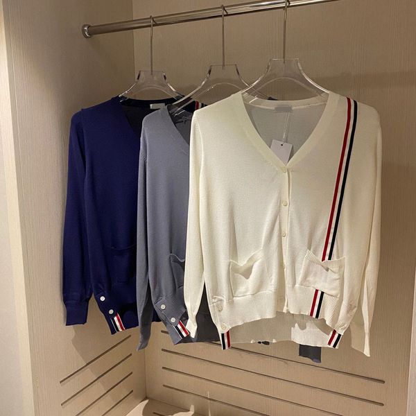 design clothing autumn 21 thin cardigan diagonal color stripe v-neck knitted wool blended women's coat qingdao, White;black
design clothing autumn 21 thin cardigan diagonal color stripe v-neck knitted wool blended women's coat qingdao, White;black