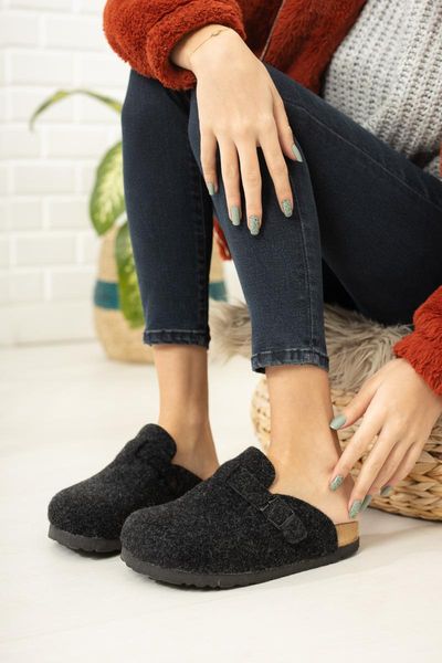 women plush slippers black 
women plush slippers black