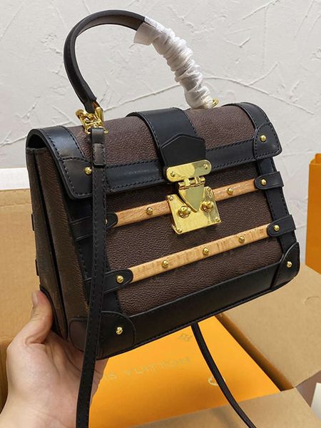 2021 old flower leather shoulder strap box type bag classic practical large capacity women's hundred with handbag 22cm
2021 old flower leather shoulder strap box type bag classic practical large capacity women's hundred with handbag 22cm