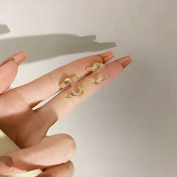 inlaid zirconium ear cross earrings s925 silver needle light luxury temperament all-match earrings female jewelry
inlaid zirconium ear cross earrings s925 silver needle light luxury temperament all-match earrings female jewelry