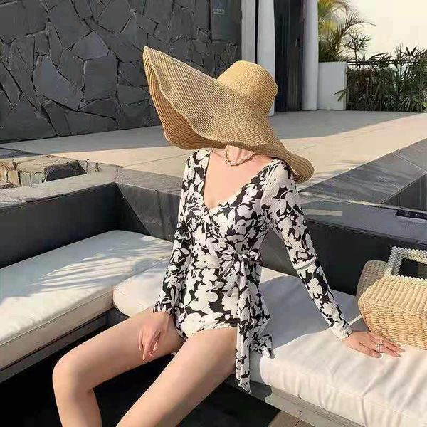 no resistance beach show haute couture swimsuit spring surfing, , diving women's swimwear, White;black
no resistance beach show haute couture swimsuit spring surfing, , diving women's swimwear, White;black