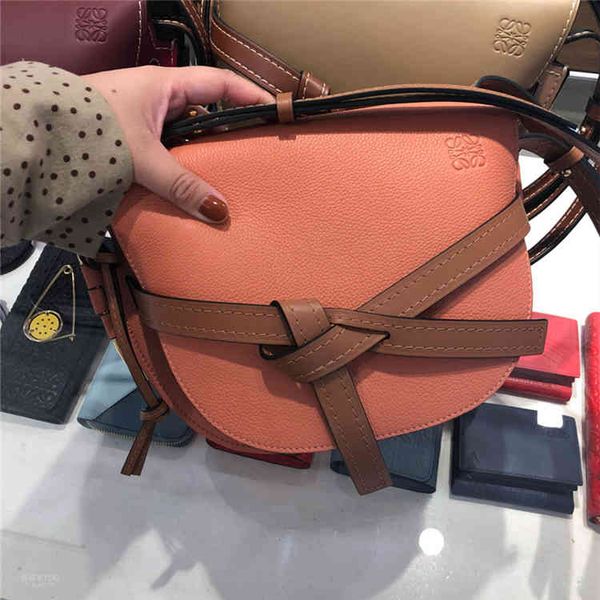 handbag hookloewe / luo yiwei gate hand grain leather saddle one shoulder slant span women's bag rice barluggage tag
handbag hookloewe / luo yiwei gate hand grain leather saddle one shoulder slant span women's bag rice barluggage tag