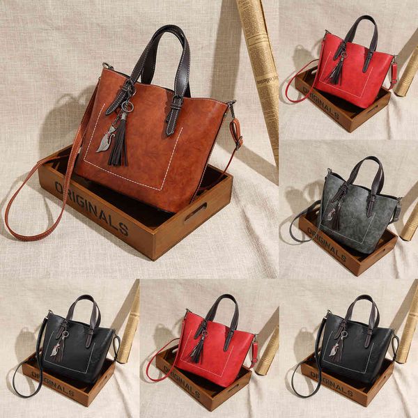 2021 new fashion tassel single shoulder simple slant cross portable women's straight bag, Black;red
2021 new fashion tassel single shoulder simple slant cross portable women's straight bag, Black;red
