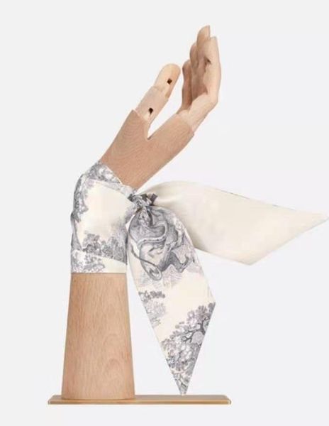 2021 d4 designers silk scarf mitzah 100% natural fashion headband brands women silks scraves muffler hair bands 105*6cm, Blue;gray
2021 d4 designers silk scarf mitzah 100% natural fashion headband brands women silks scraves muffler hair bands 105*6cm, Blue;gray