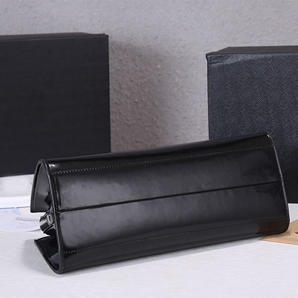 2022p leather handbag tote bag girl retro trapezoid bright surface commuter large-capacity shopping bag black
2022p leather handbag tote bag girl retro trapezoid bright surface commuter large-capacity shopping bag black