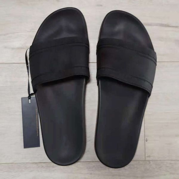 luxurys designers women sandals fashion six colors blue white red black gold silvery flat flip flops men slide slippers us 7-12
luxurys designers women sandals fashion six colors blue white red black gold silvery flat flip flops men slide slippers us 7-12