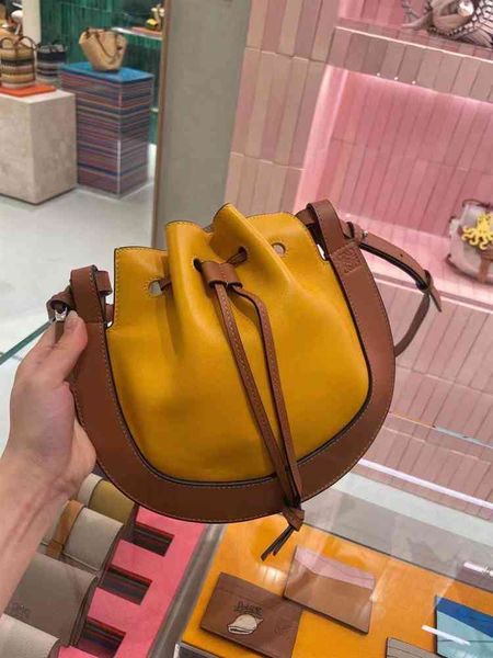 bag holderloewe / luo yiwei cowhide horseshoe flying saucer with drawstringhandbag hook
bag holderloewe / luo yiwei cowhide horseshoe flying saucer with drawstringhandbag hook
