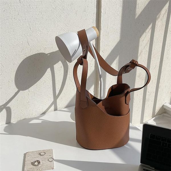 evening bags 2021 vintage women handbag pu leather fashion bucket bag soft large space simple and versatile female
evening bags 2021 vintage women handbag pu leather fashion bucket bag soft large space simple and versatile female