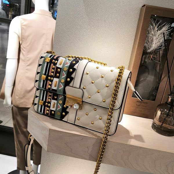 evening bags luxury designer2021 fashion ladies high-quality rivet printed chain flap bag all-match crossbody shoulder sac luxe femme
evening bags luxury designer2021 fashion ladies high-quality rivet printed chain flap bag all-match crossbody shoulder sac luxe femme