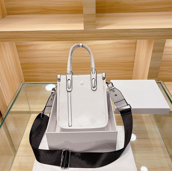 women tote bags luxury designer classic two-color versatile high capacity handbag with wide shoulder strap for cross body
women tote bags luxury designer classic two-color versatile high capacity handbag with wide shoulder strap for cross body