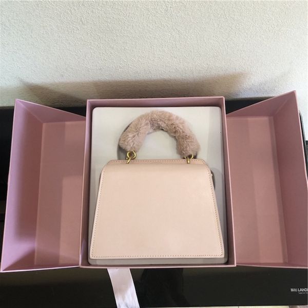 limited dinner bag for autumn and winter of xiaock: silk scarf, powder box, one shoulder slanting cross portable small square
limited dinner bag for autumn and winter of xiaock: silk scarf, powder box, one shoulder slanting cross portable small square