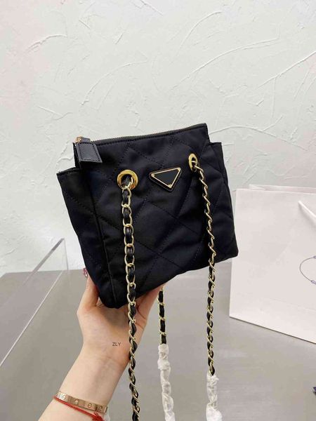 version nylon zipper bucket bag single shoulder lingge leather chain triangle label and women's handsome zly bags
version nylon zipper bucket bag single shoulder lingge leather chain triangle label and women's handsome zly bags