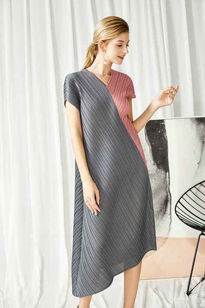 dress miyake fold patchwork v-neck short sleeve fashion pleated irregular, Black;gray
dress miyake fold patchwork v-neck short sleeve fashion pleated irregular, Black;gray