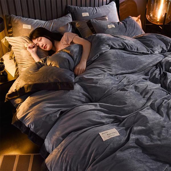 bedding sets 4pcs quilt cover bed sheet pillow pink/black/red comforter thickened pure color down feather duvet 2021
bedding sets 4pcs quilt cover bed sheet pillow pink/black/red comforter thickened pure color down feather duvet 2021