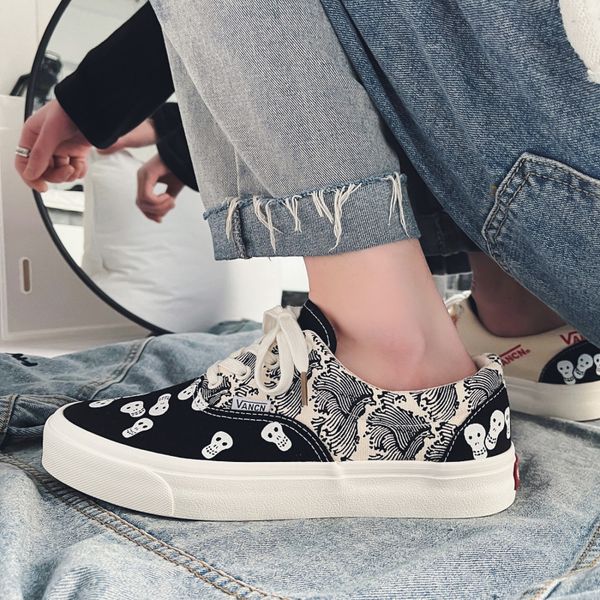 new graffiti low sneakers men fashion skull print mens casual sneakers streetwear hip hop canvas shoes for men chaussure homme
new graffiti low sneakers men fashion skull print mens casual sneakers streetwear hip hop canvas shoes for men chaussure homme
