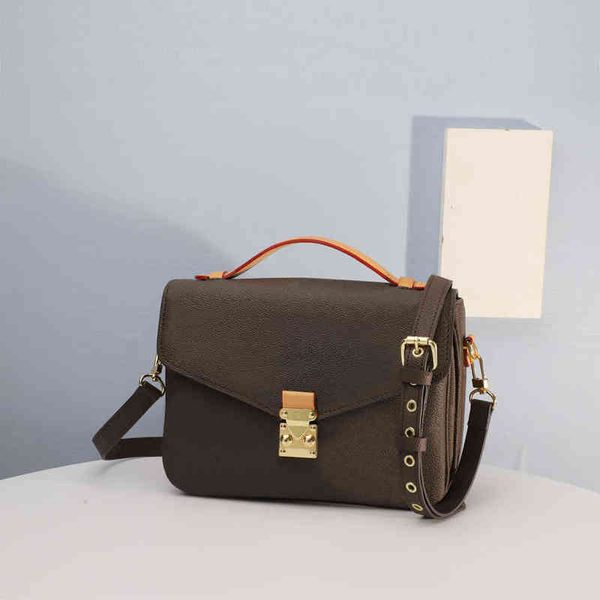 quality luxurey designer lady's messenger bag flower decoration leather small square hand single shoulder
quality luxurey designer lady's messenger bag flower decoration leather small square hand single shoulder