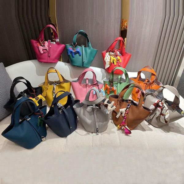 fashion women luxurys drawstring bags designers handbag basket bucket bag mini shoulder tote with lock and silk plain multicolor genuine lea
fashion women luxurys drawstring bags designers handbag basket bucket bag mini shoulder tote with lock and silk plain multicolor genuine lea