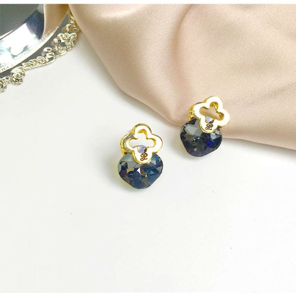 s925 silver needle korean temperament super fairy black clover simple cold wind small flower earrings female
s925 silver needle korean temperament super fairy black clover simple cold wind small flower earrings female