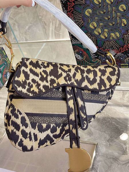 2021 luxury leopard print saddle bag hand embroidered shoulder strap handle bags ladies handbag
2021 luxury leopard print saddle bag hand embroidered shoulder strap handle bags ladies handbag