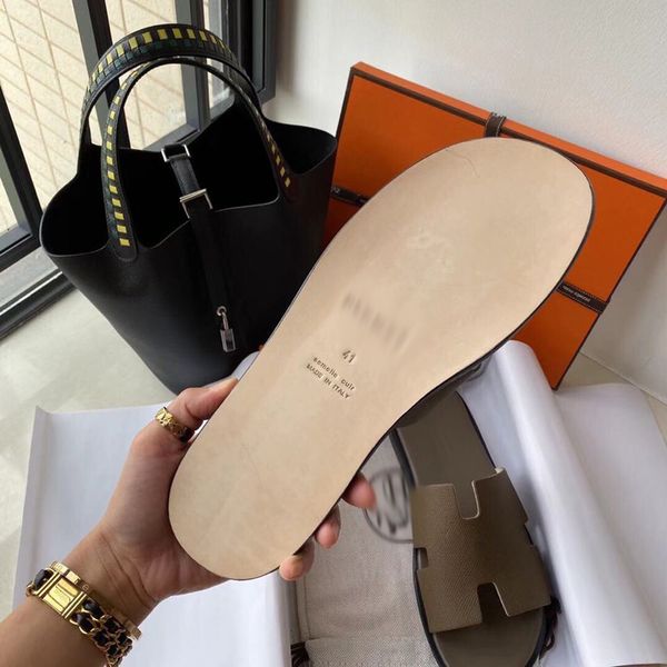 2021 luxuries designer men's slippers sandals men shoes slide summer fashion wide flat flip flops with box size 39-45 -l474, Black
2021 luxuries designer men's slippers sandals men shoes slide summer fashion wide flat flip flops with box size 39-45 -l474, Black