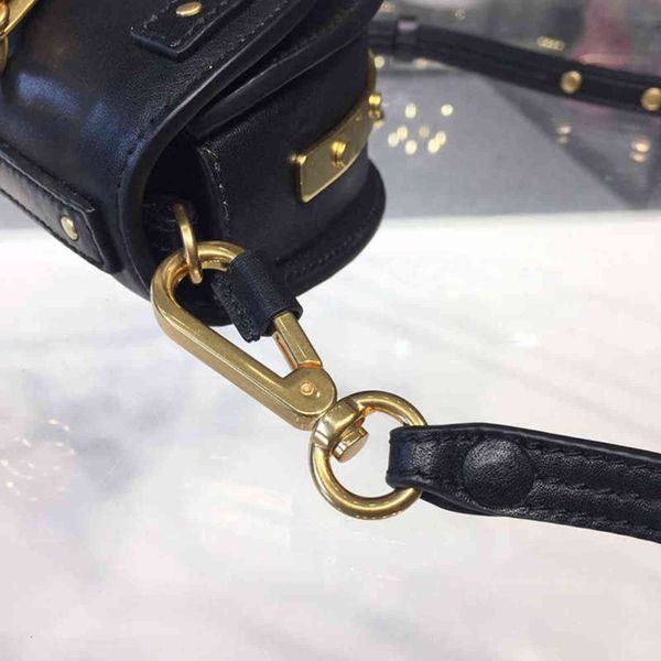 7a+designers new style women bags 230087 adopt half moon shape cutting add a metal ring hand carry one shoulder genuine leather plain1th
7a+designers new style women bags 230087 adopt half moon shape cutting add a metal ring hand carry one shoulder genuine leather plain1th