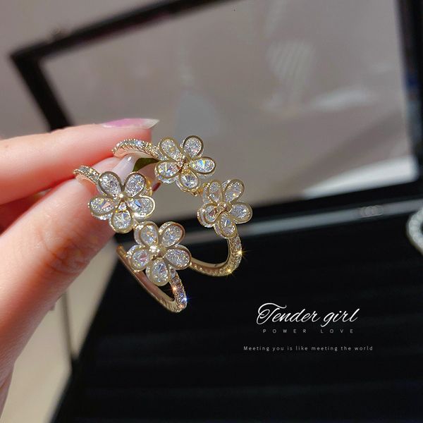 genuine gold electroplating 925 silver needle inlaid diamond flower c-shaped earrings yiwu fengmei jewelry factory personalized earrings
genuine gold electroplating 925 silver needle inlaid diamond flower c-shaped earrings yiwu fengmei jewelry factory personalized earrings