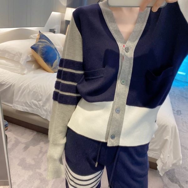 early autumn 2021 new four bar college style tb knitted cardigan coat men's women's grey sweater loose and fashionable, White;black
early autumn 2021 new four bar college style tb knitted cardigan coat men's women's grey sweater loose and fashionable, White;black