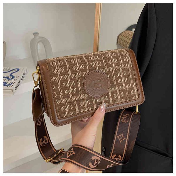 bag female new fashion embroidery camera messenger small square bag letter wide shoulder belt single handbag sale
bag female new fashion embroidery camera messenger small square bag letter wide shoulder belt single handbag sale